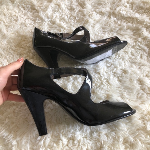 Patent peep toe heels with straps - Picture 3 of 4